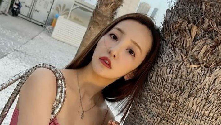 AKB48オシャレ番長健在」板野友美 深々スリットワンピで太ももを