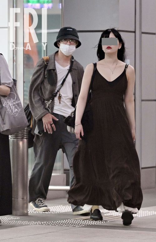 羽田空港で釧路からの帰京便から降り立つSUPER EIGHT村上信五と彼のパートナーA子さん。A子さんが一歩先を行く姿。