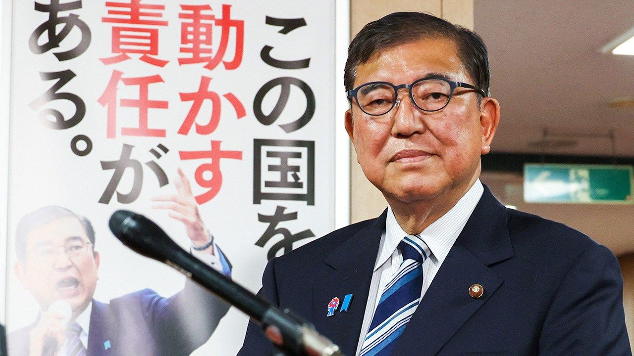2025年7月、東京・永田町の自民党本部で記者団の取材に応じる石破茂首相。内閣支持率下落が報じられる中、その動向に注目が集まる。