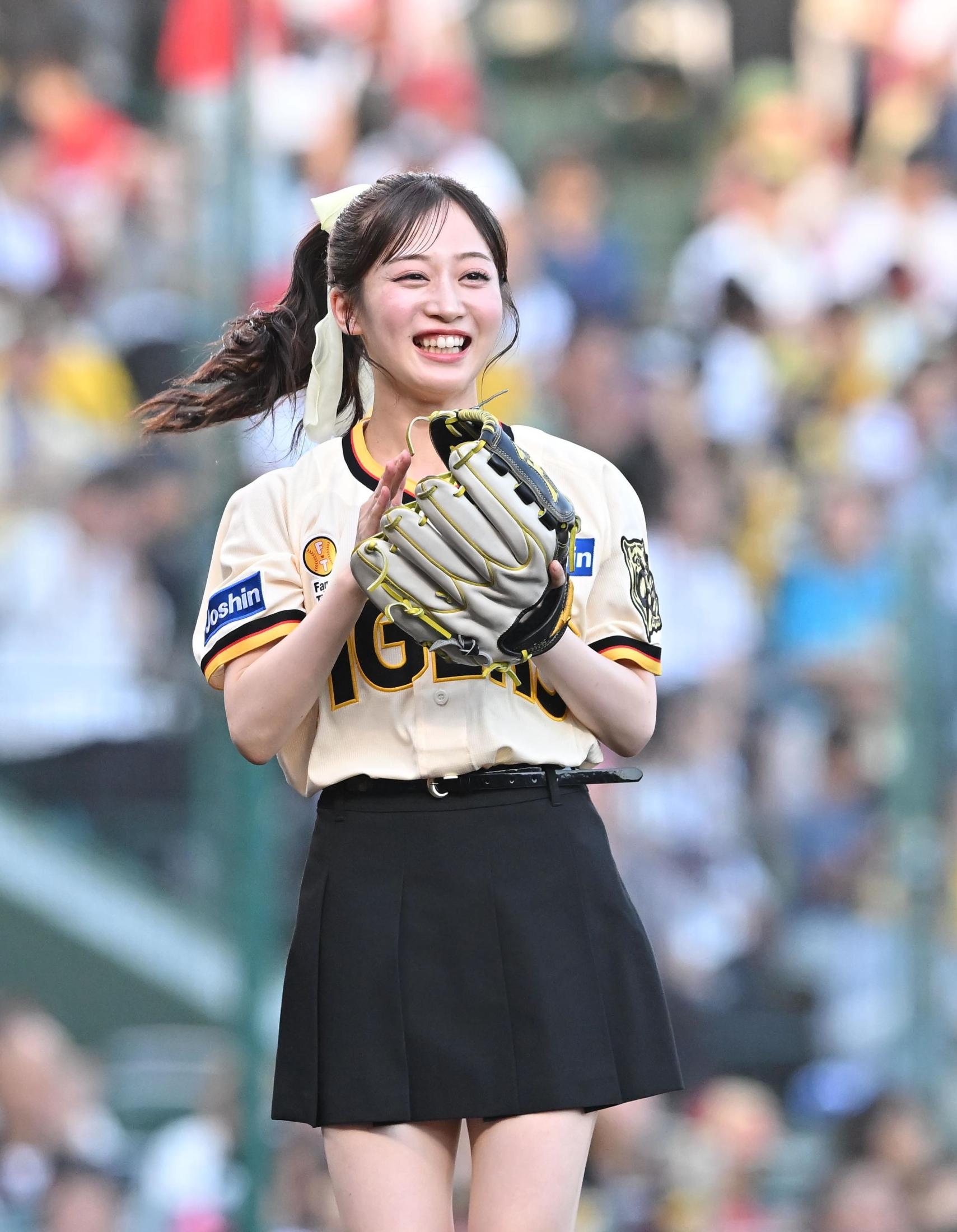 めっちゃかわいい」「とーとー欲しいな」 阪神戦で始球式の