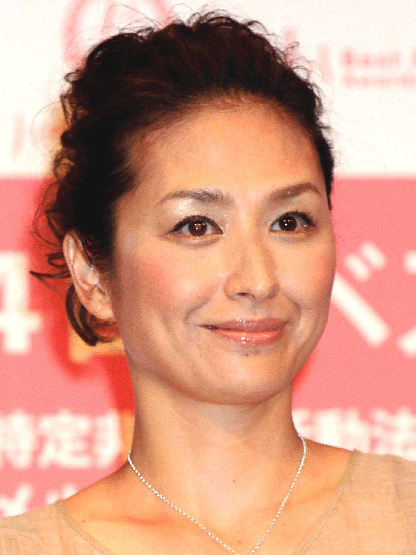 モデル・亜希の肖像写真。清原和博氏との離婚や息子たちとの思い出を振り返り、新たな生活へと踏み出す亜希の姿。