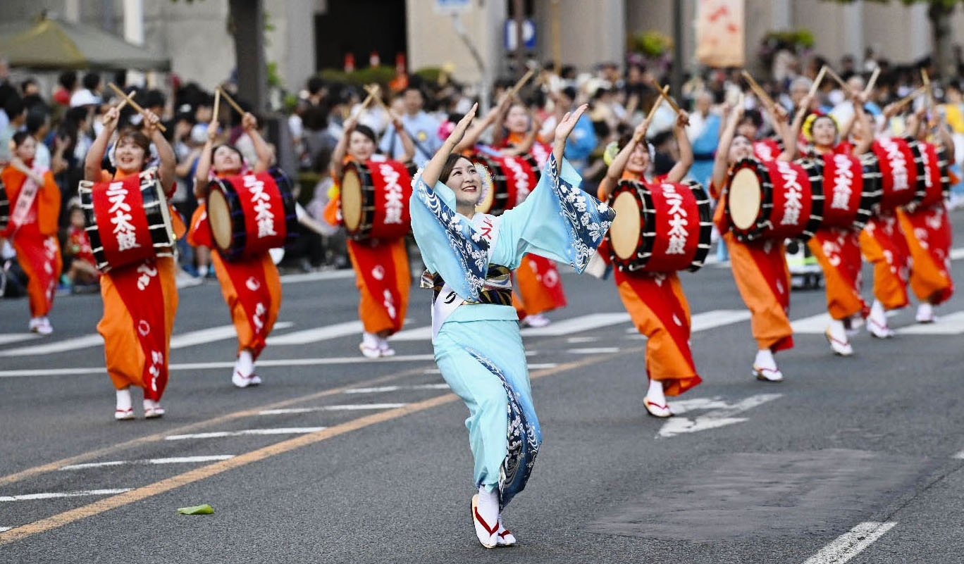 専用★盛岡さんさ踊り　太鼓 盛岡さんさ踊り」が開幕 熱気あふれる群舞と太鼓（共同通信