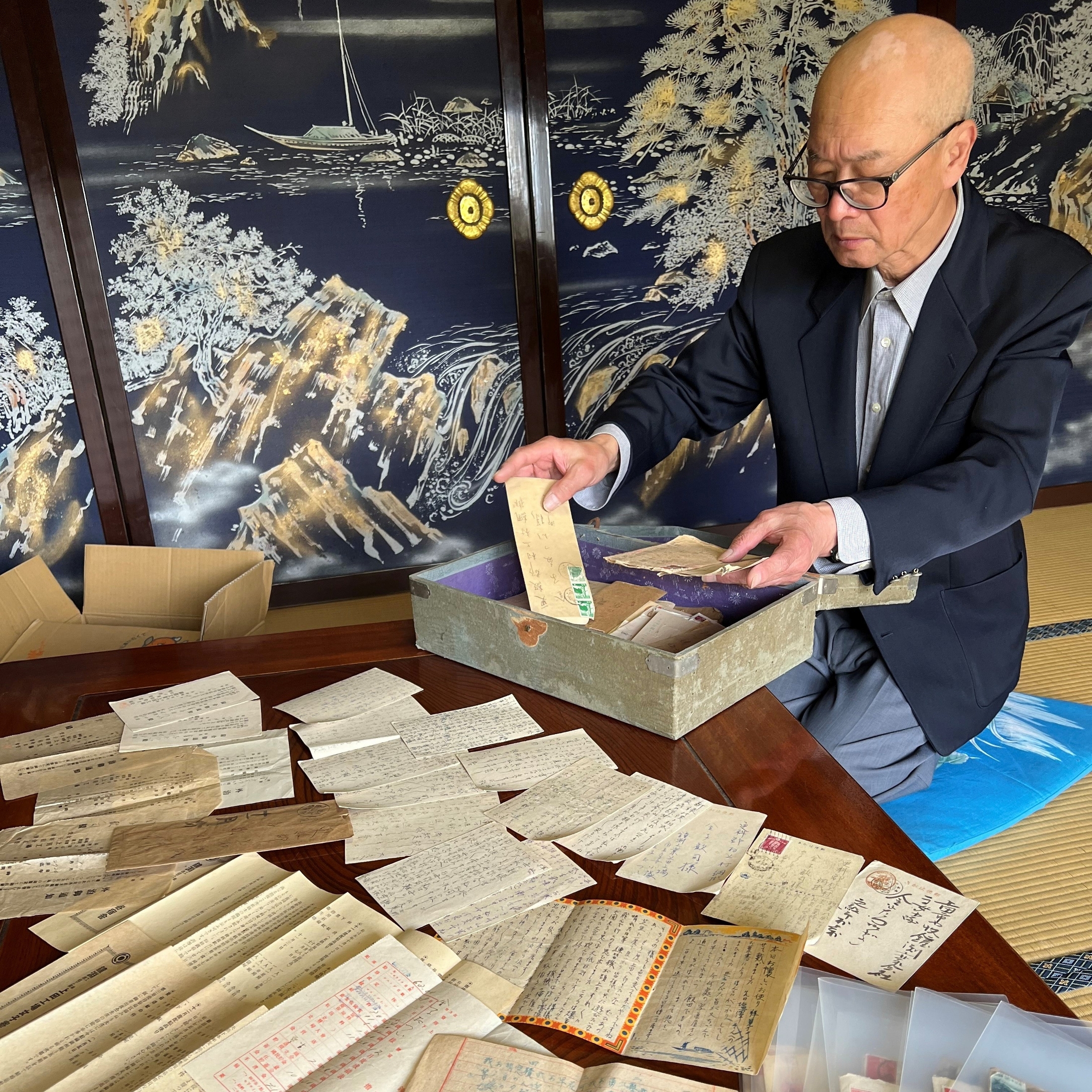 長野県坂城町の金子司さんが太平洋戦争中に伯母の女子挺身隊に関する貴重な史料を調査する様子