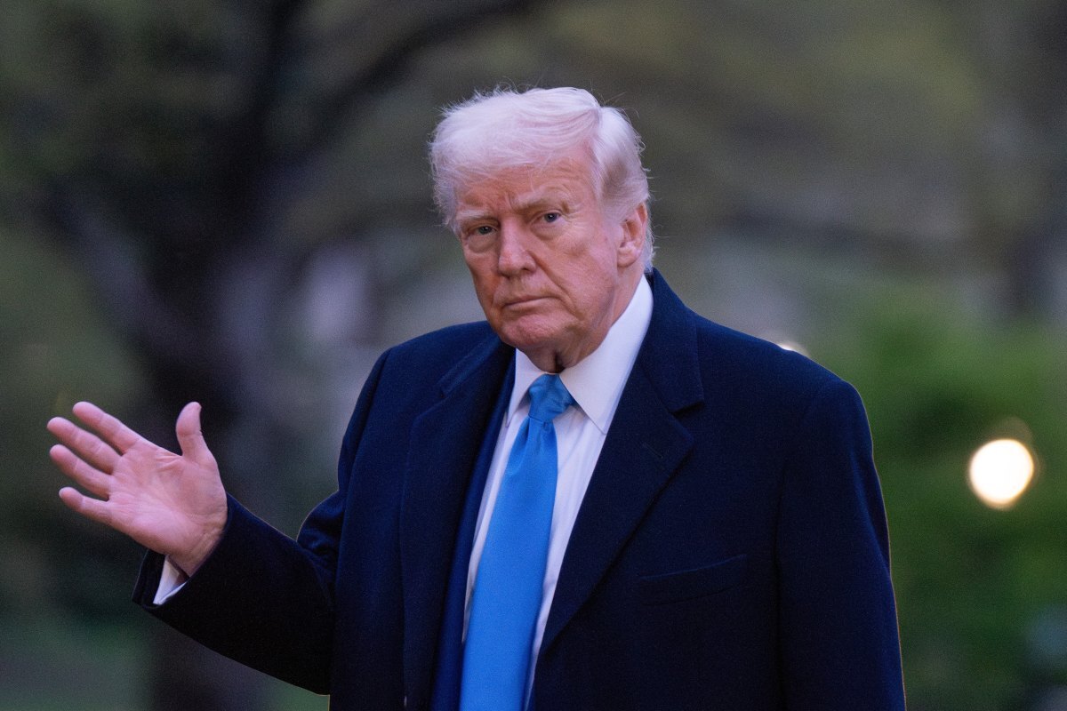 ドナルド・トランプ前大統領の腫れと痣が見られる左手のクローズアップ写真。スコットランド訪問時に撮影され、健康状態に関する新たな懸念を引き起こした。