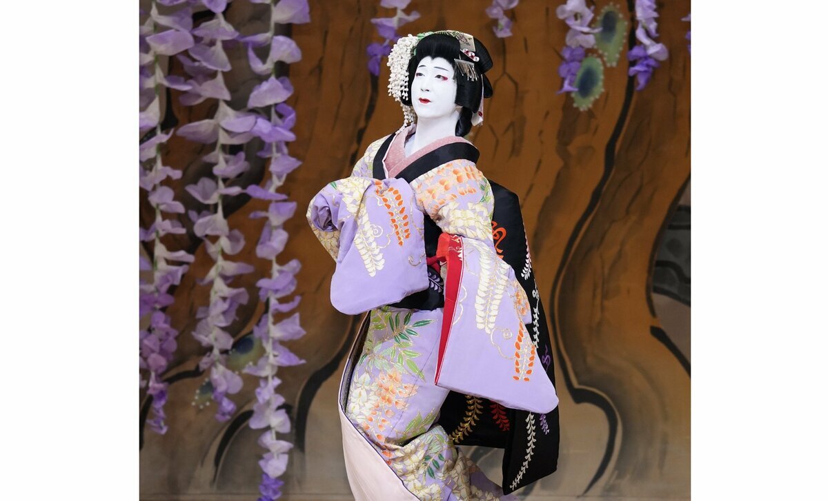 2025年11月に明治座で「藤娘」の藤の精を演じる歌舞伎俳優・中村米吉。映画「国宝」で描かれる血筋と芸について語る。