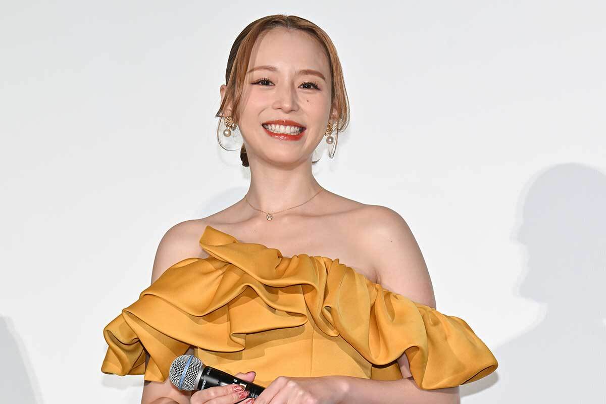 平野綾がAmazon Prime『笑ゥせぇるすまん』で演じたミニスカポリス姿。濃いメイクと独特の役柄が話題に。