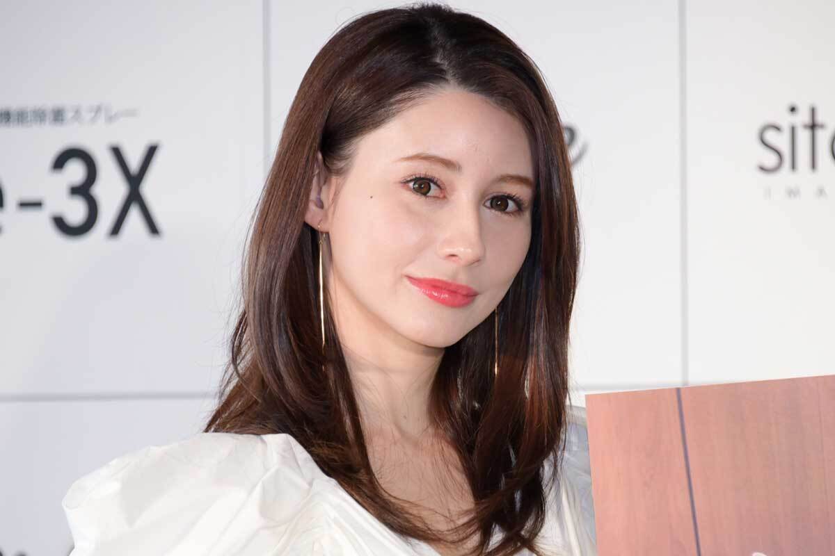 ダレノガレ明美等身大 写真）“ずっと学級委員長”ダレノガレ明美、美脚制服ショットに