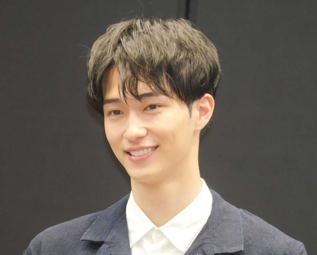 野村康太が人気アニメ「鬼滅の刃」のキャラクター、猗窩座（あかざ）の象徴的なポーズを披露し、鍛えられた筋肉質な体型を見せている様子。彼のSNS投稿にファンが熱狂。