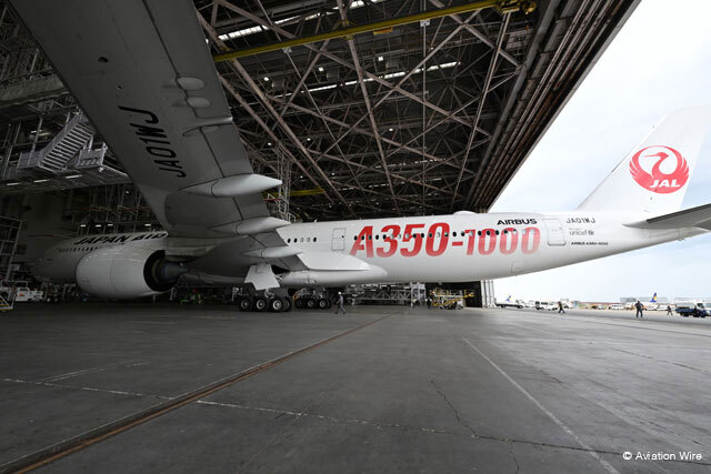 JAL A350-1000初号機、就航以来の赤いロゴ終了 重整備で格納庫