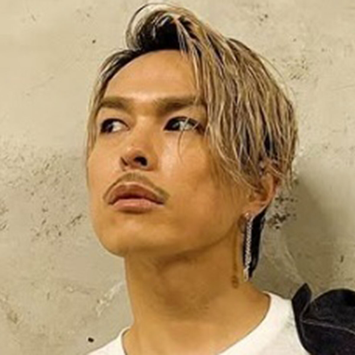 三代目J SOUL BROTHERSのボーカル今市隆二のポートレート写真。
