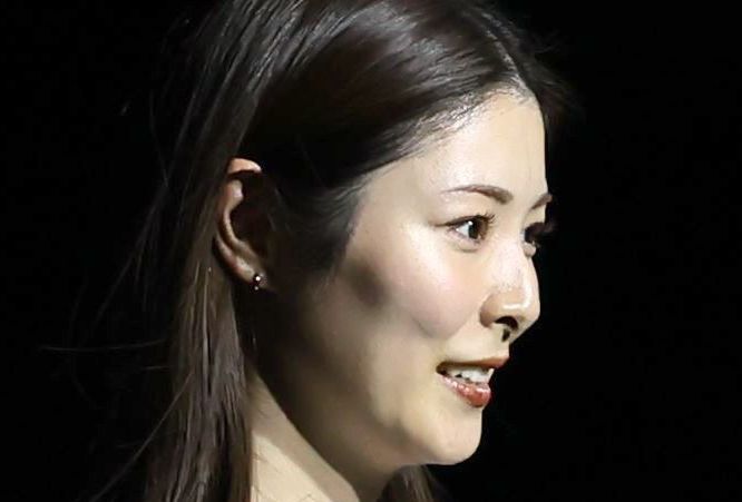 「美容室デート」を公開し話題となった女優・青谷優衣と元プロ野球選手・鍵谷陽平氏の仲睦まじい夫婦ショット。夫の鍵谷氏は大谷翔平選手と同期入団として知られる。