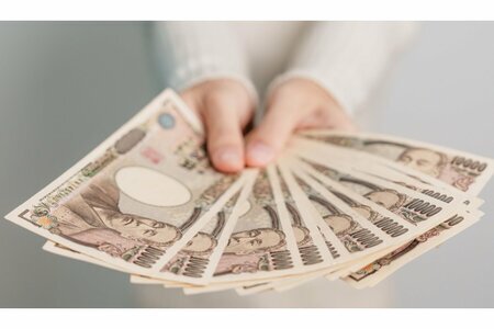 日本の消費税が国家財政に貢献する様子を示す抽象的なイメージ図