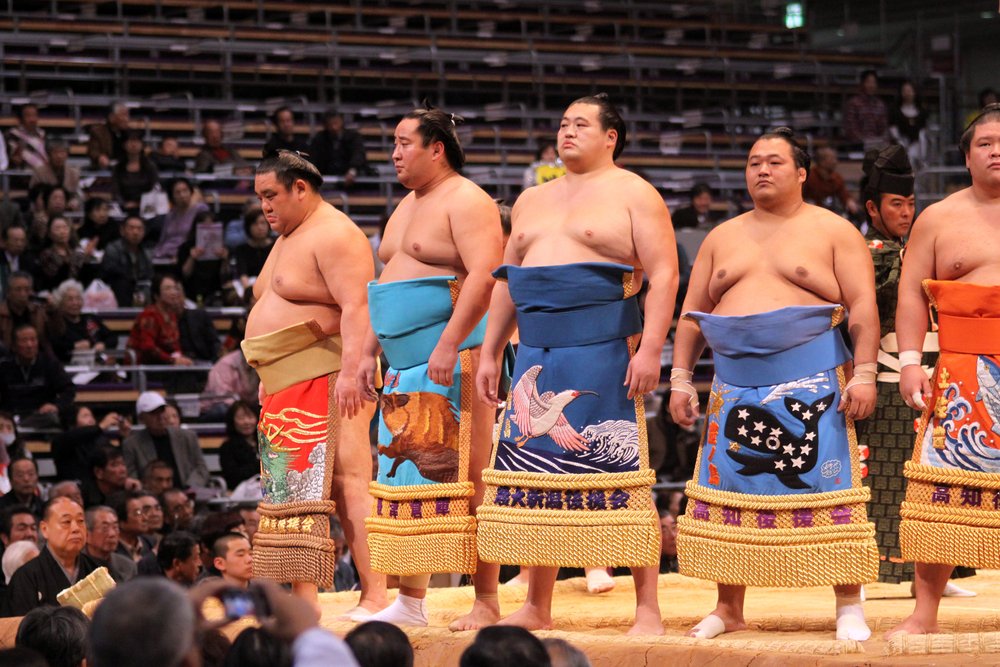 大相撲の伝統的な土俵と力士の精神性を象徴する情景