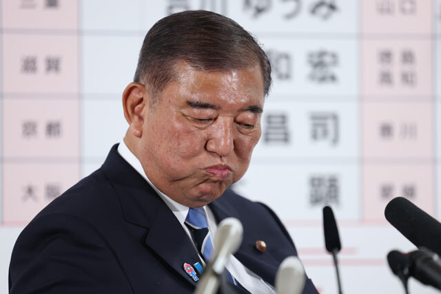 参院選惨敗後、厳しい表情で会見に臨む石破茂首相。自公政権は苦境に立たされている。