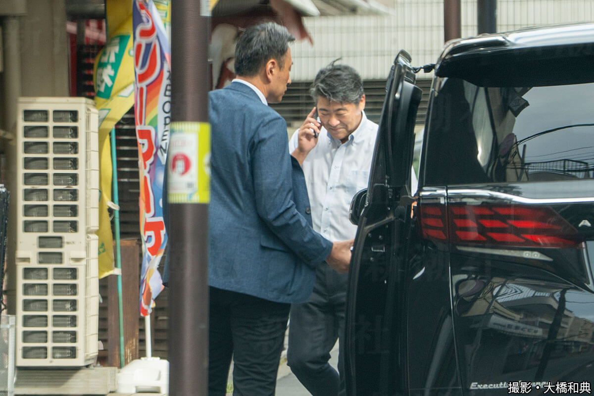 木原誠二氏が都内でテレビ出演後、ゴルフ場へ向かう姿
