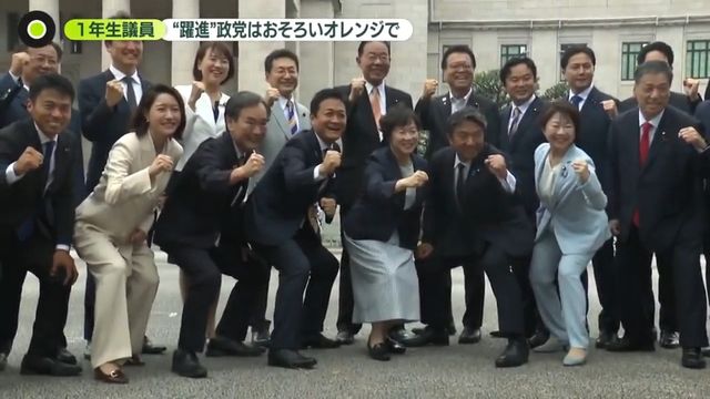 無所属で当選し議員バッジを探す泉房穂議員