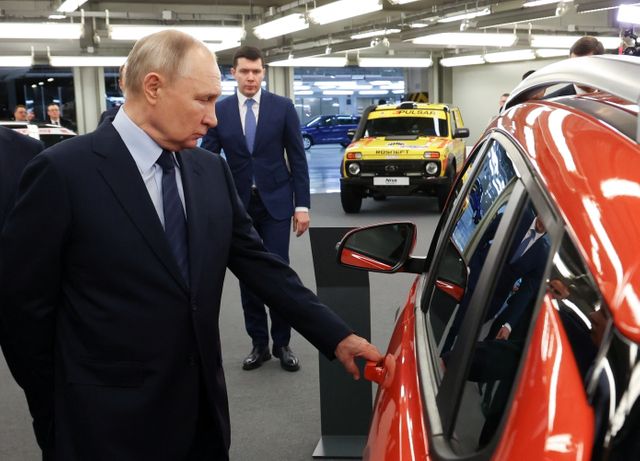 ロシアのアフトワズ工場を視察し、自動車産業の状況を確認するプーチン大統領の様子。