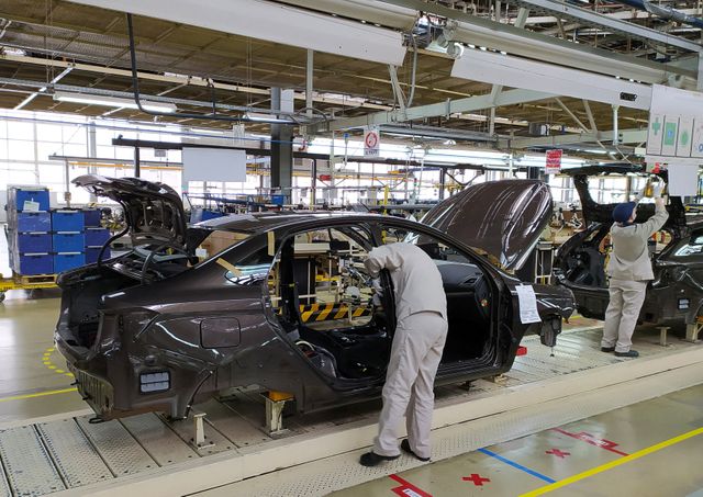深刻な販売不振に直面し、労働日数削減を発表したロシア最大手自動車メーカー、アフトワズの工場外観。