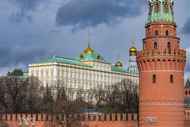 ウクライナ侵攻後の経済制裁下で景気後退の瀬戸際に立つロシア経済の現状を示すイメージ。