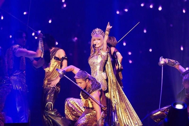 浜崎あゆみのアジアツアー台北公演で、特別なゴールドの女王衣装を身につけ熱唱する姿。