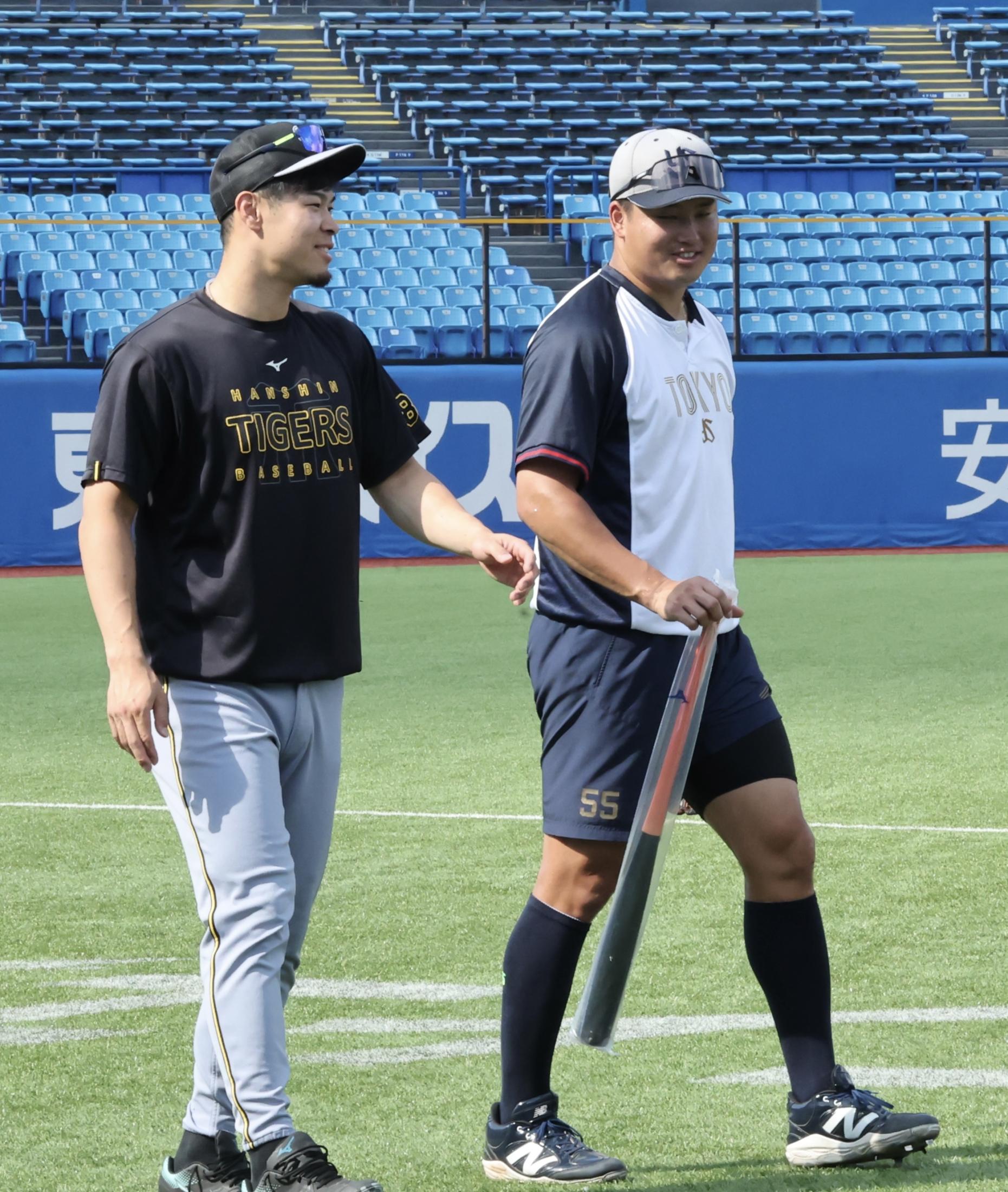 【値下げ！！】ジェネシス　佐藤輝明 村上宗隆 阪神 佐藤輝明が村上宗隆にバットを手渡す セ・リーグを代表する