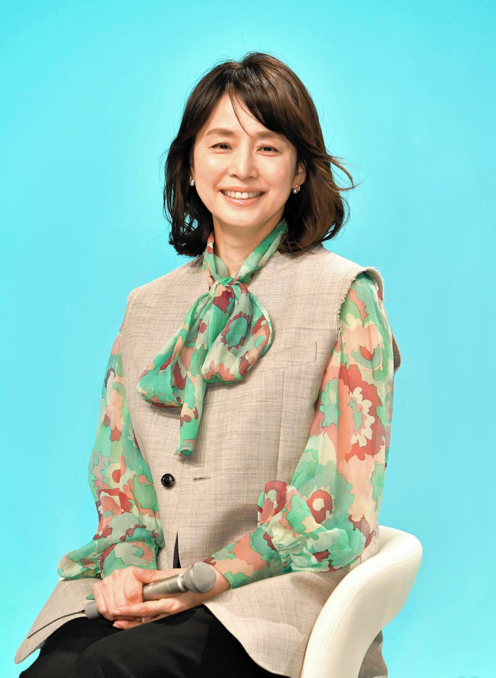 石田ゆり子さんが優雅な笑顔を見せる、透明感あふれるポートレート