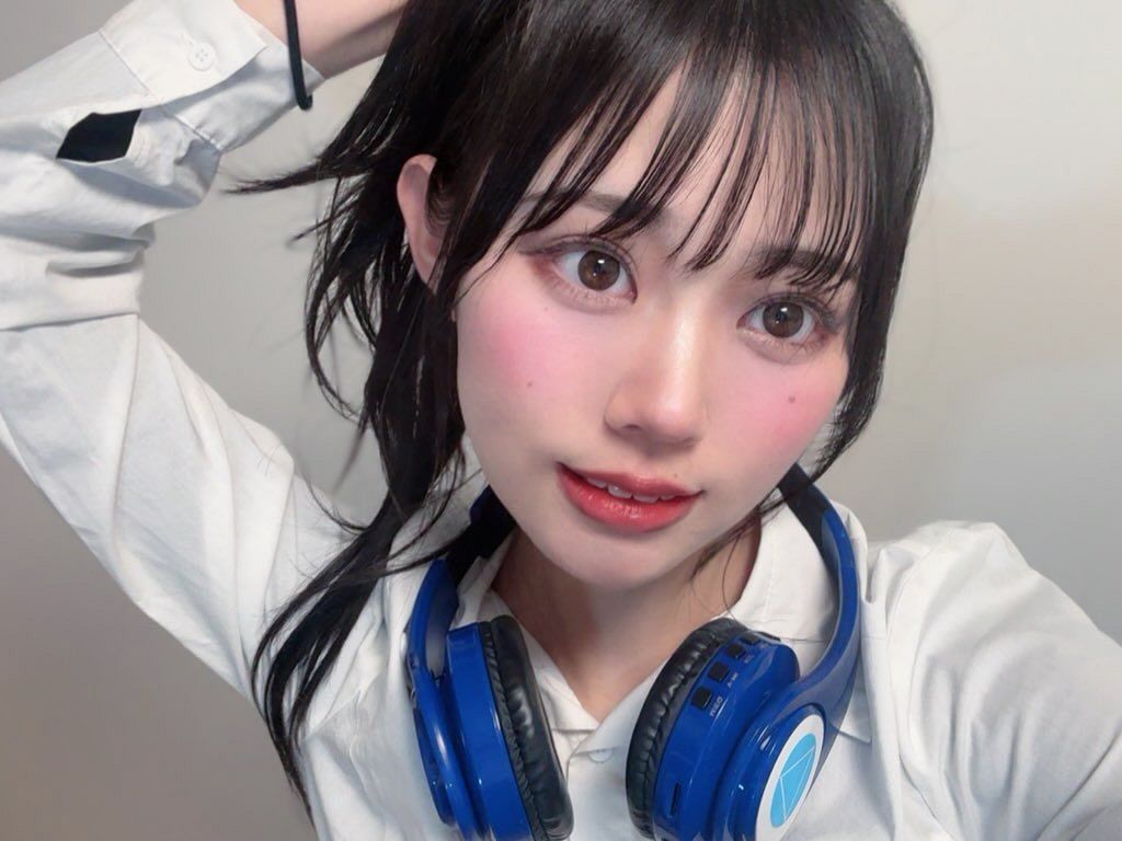本望あやかさんが披露した、大人気アニメ「鬼滅の刃」の胡蝶しのぶコスプレ。完璧な再現度で1万以上の「いいね」を獲得し、「アニメから出てきたみたい」と絶賛されている様子が写し出されています。