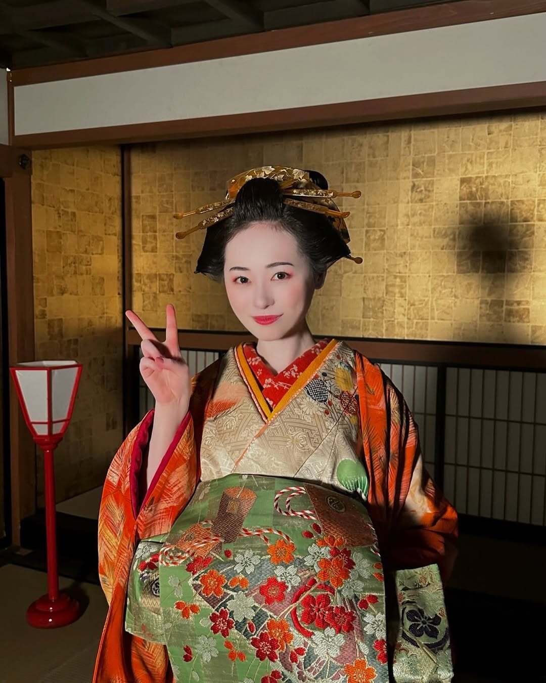 大河ドラマ「べらぼう」の撮影現場で思わず笑みがこぼれる福原遥。伊藤淳史のおでこに蝶々が止まった瞬間を捉えた一枚。