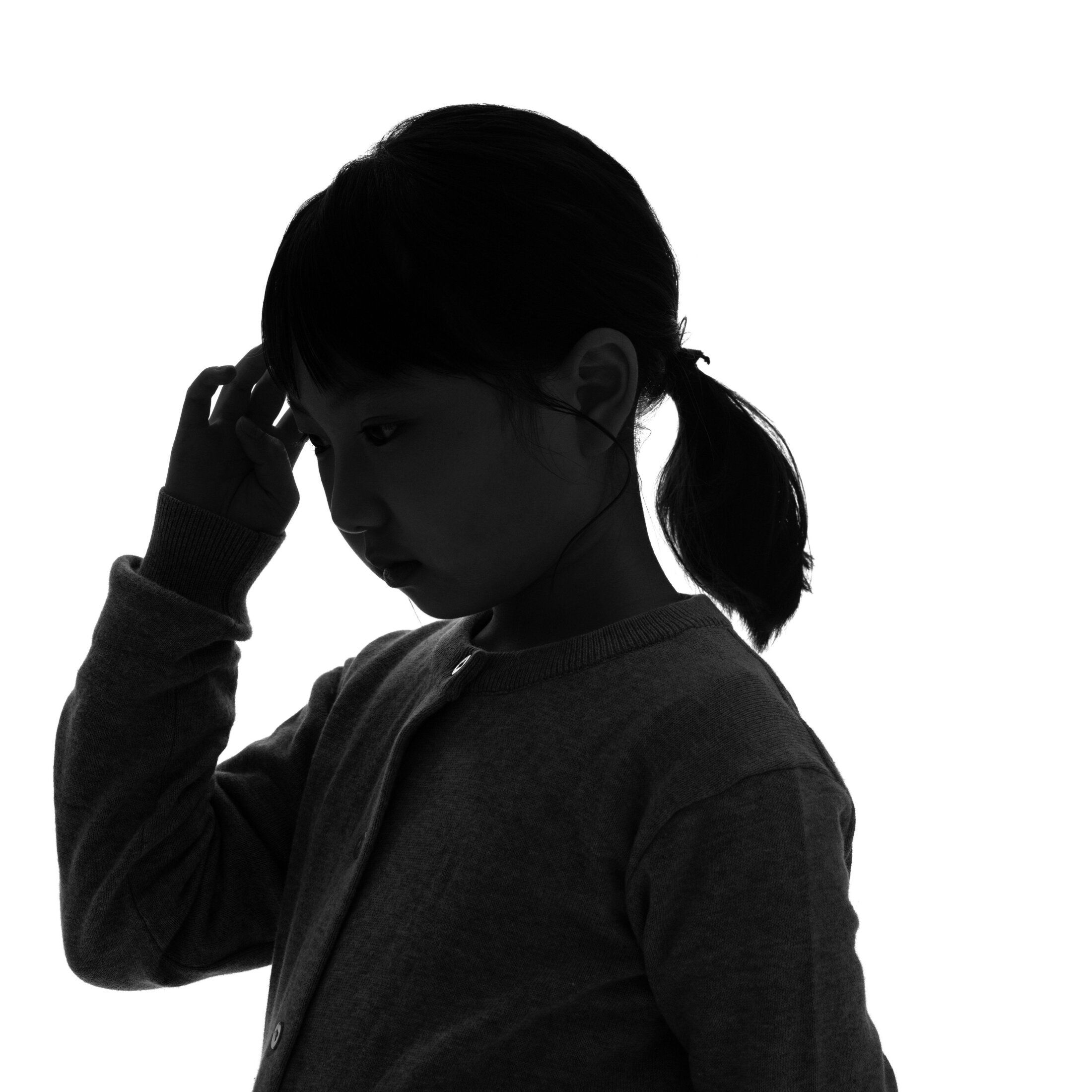 発達特性を持つ子どもが学校生活に困難を感じ、不登校を考える様子を示すイラスト。