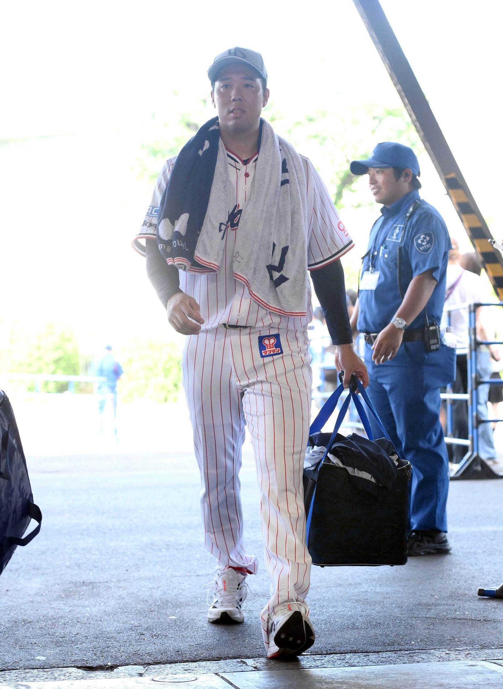 青柳晃洋選手 ユニフォーム ユニホーム姿を披露！ ヤクルト対阪神 ブルペンでの投球練習を