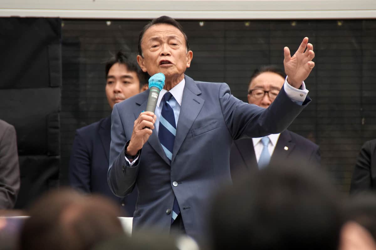 麻生太郎氏が2024年衆院選で候補者を応援演説する様子。自民党内の影響力と衆院選への懸念を示す写真。