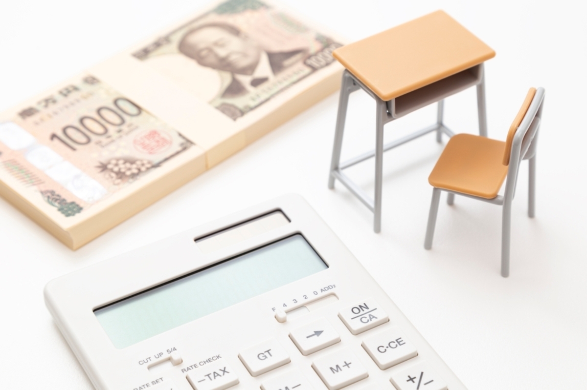 大学費用について話し合う親子。奨学金制度の理解が重要です。