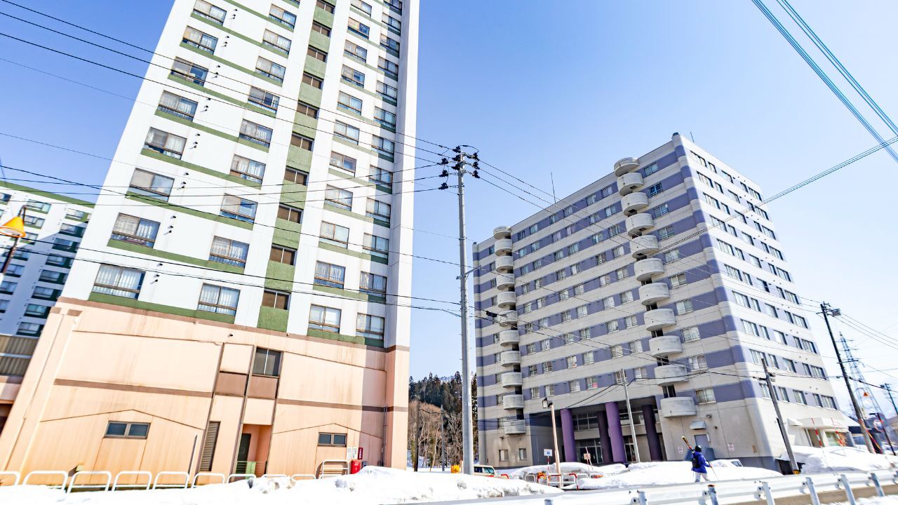 定年後のリゾートマンションで後悔する男性のイメージ。隠れた維持費で老後破産のリスク