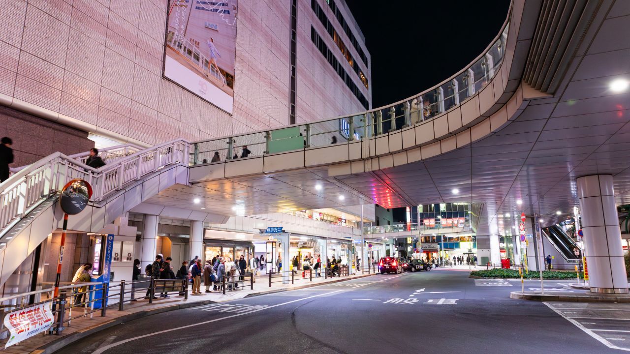 東京都心部の高層マンション群と住宅地が広がる風景。理想の住まい選びを考えるイメージ。