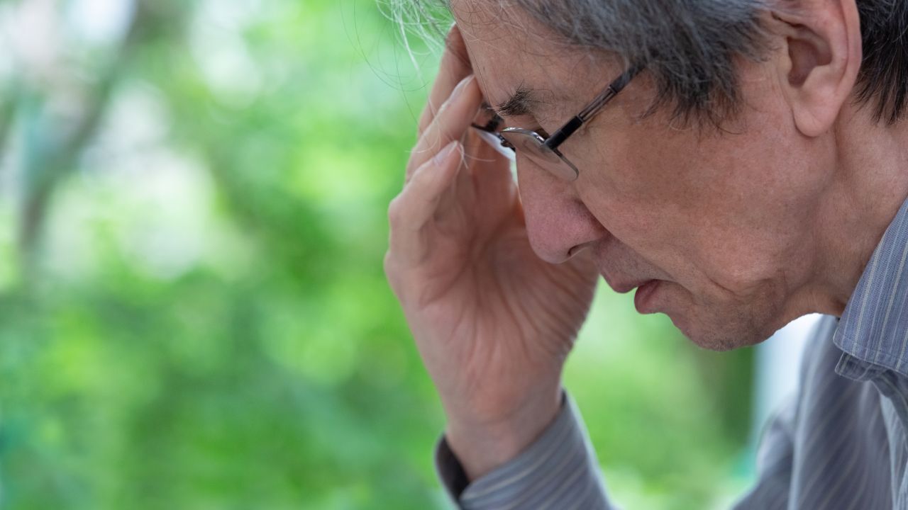 お金に困らないはずの老後に、息子との関係に後悔を抱える男性のイメージ。豊かな老後と親子の断絶というギャップを表現している。
