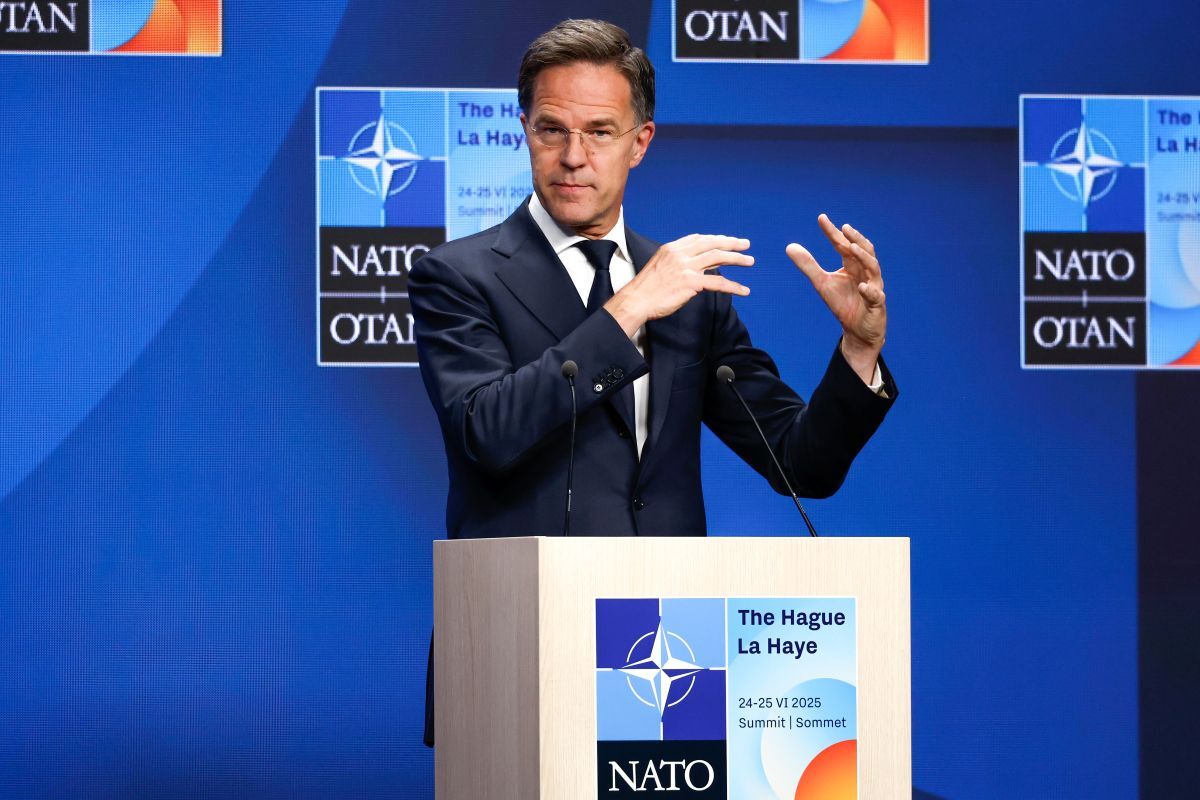 NATO事務総長マルク・ルッテが、ロシアの軍備増強と欧州の防衛力強化について演説する様子。