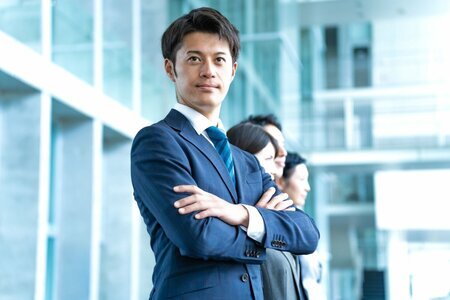 物価高騰に直面するビジネスパーソンのイメージ。キャリア選択と平均年収に関する経済的状況を示す。