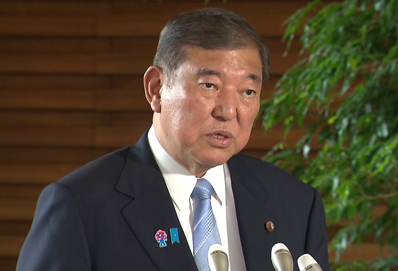 第27回参議院選挙の結果、自民党を含む既存政党に対し現役世代が不満を表明した状況を示すイメージ