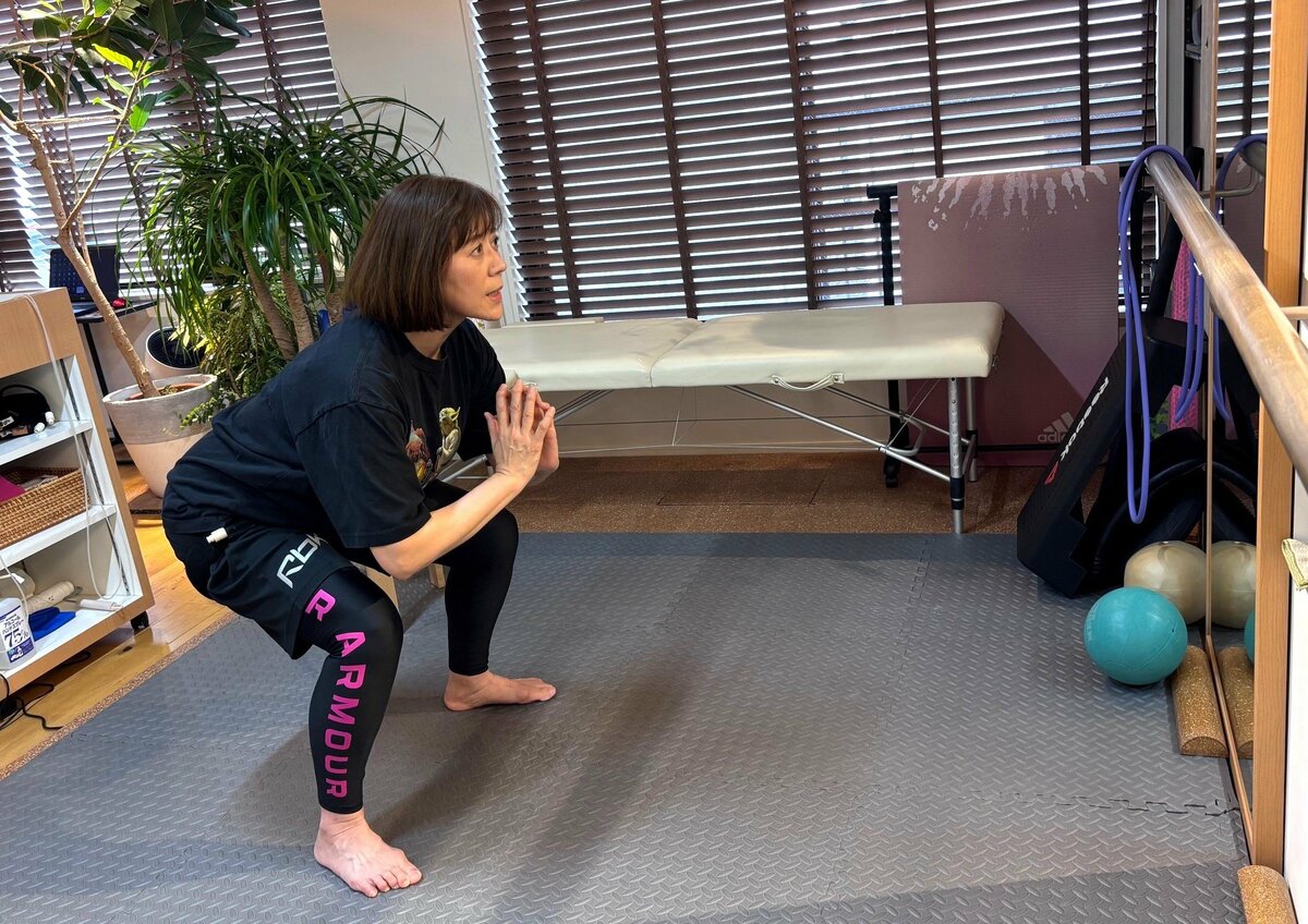 武内陶子さんがスタジオで加圧トレーニングを行う様子