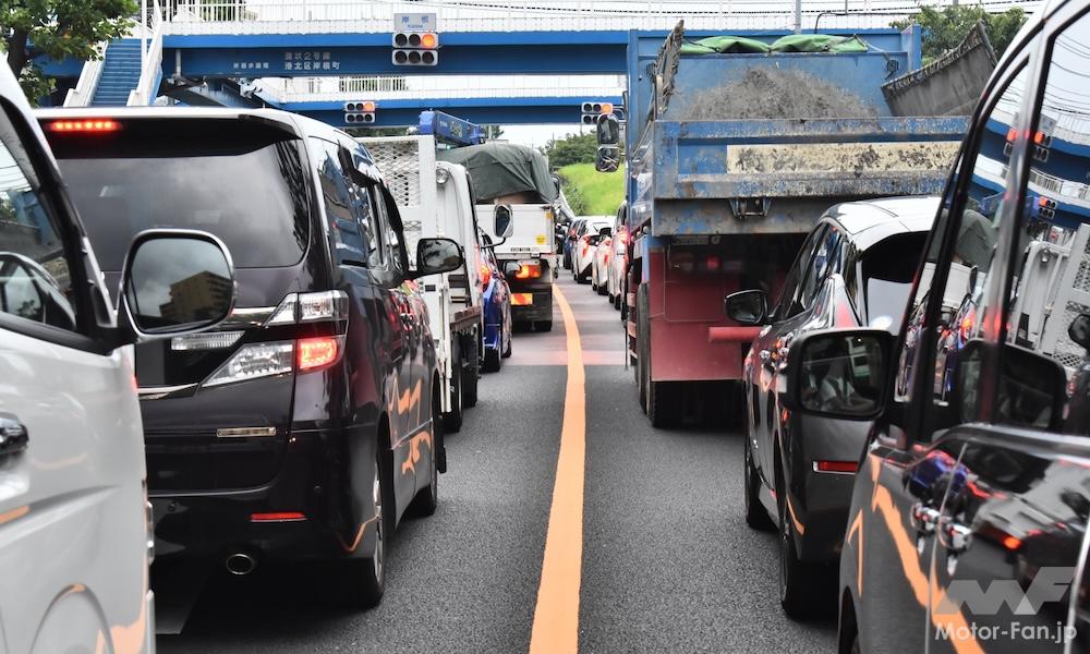 黄色の実線が引かれた道路のセンターライン。車線逸脱を伴うすり抜けは交通違反となる可能性を示す。
