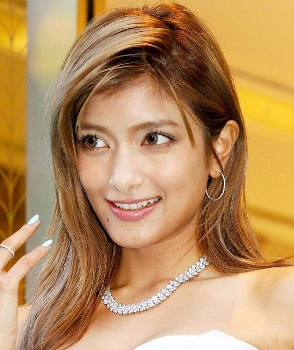 ホースで田んぼに水をまくローラ。深刻な水不足に直面しながら農作業に励む姿。