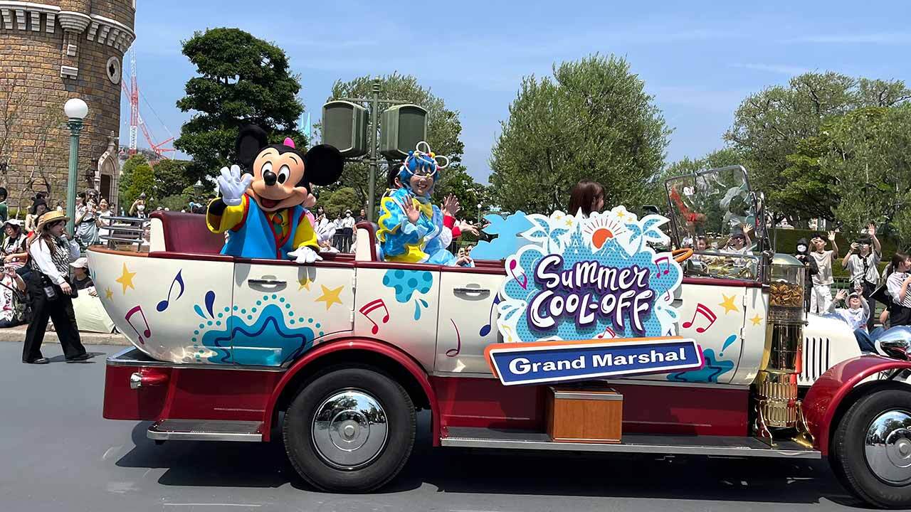 東京ディズニーリゾートのシンボルであるシンデレラ城と多数の来園者