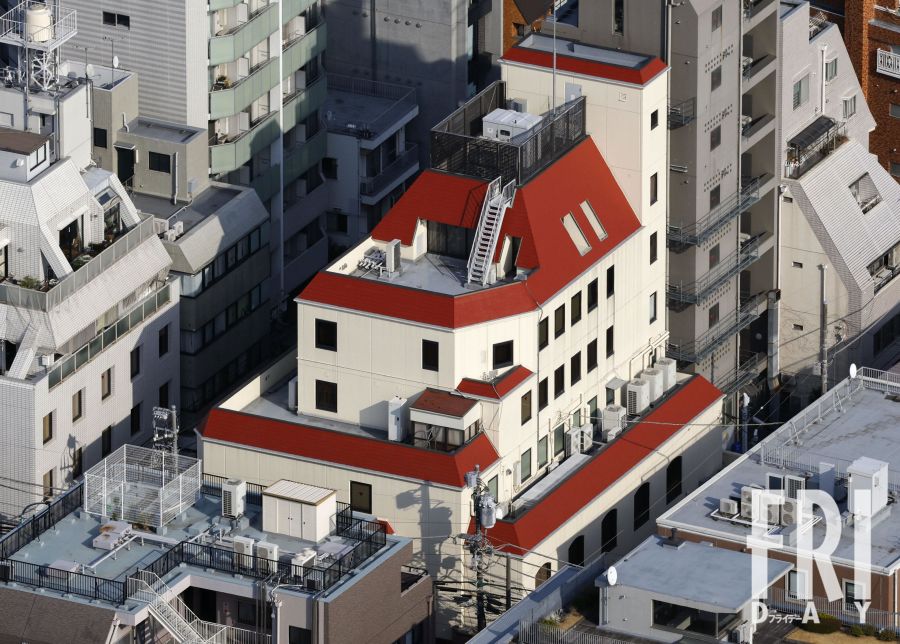 旧統一教会の本部と見られる、渋谷区松濤に位置するビル。同教団に対する立ち退き訴訟の背景にある社会問題を象徴する建物。