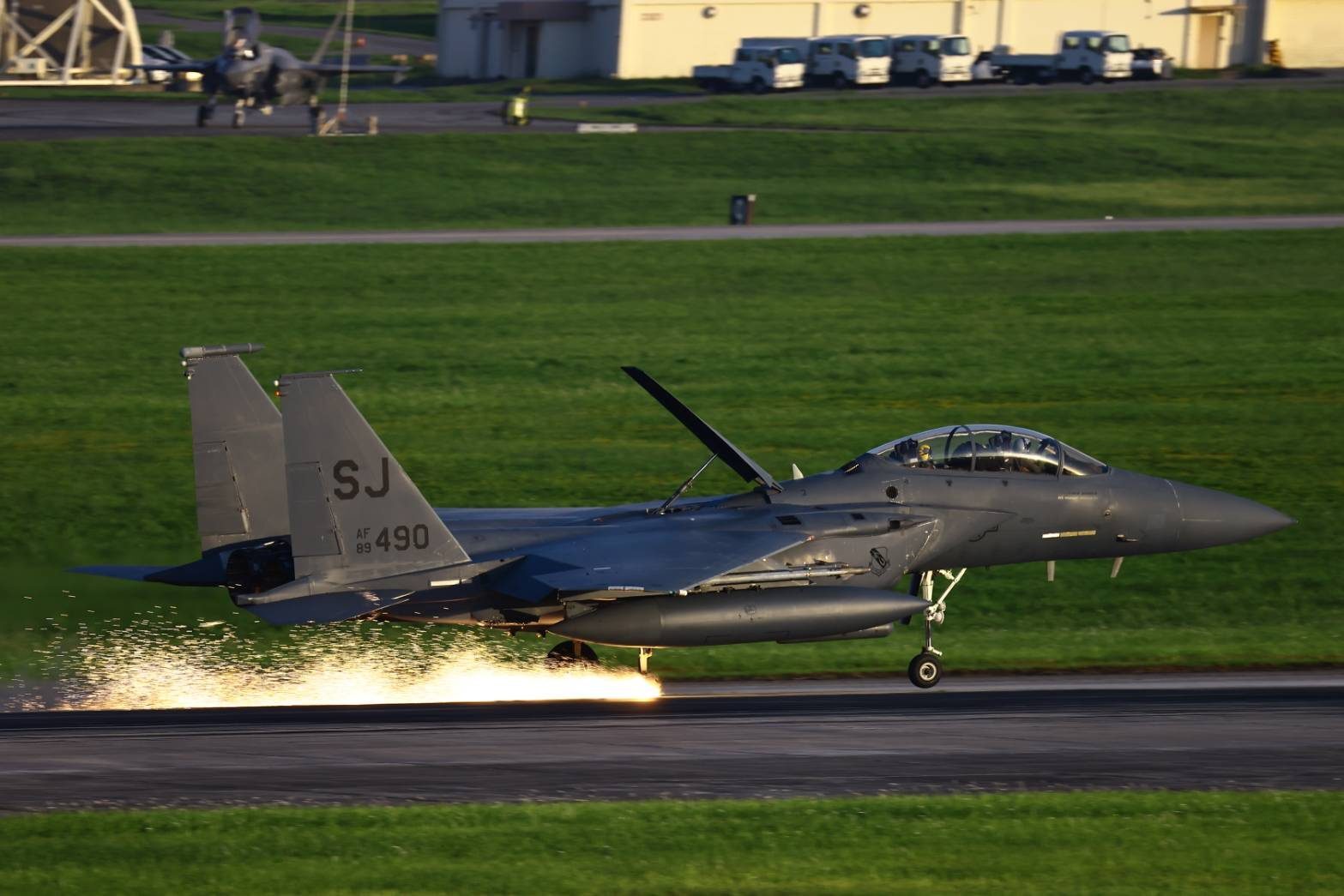 米軍F15戦闘機、車輪欠落し嘉手納に緊急着陸 海外基地離陸時に