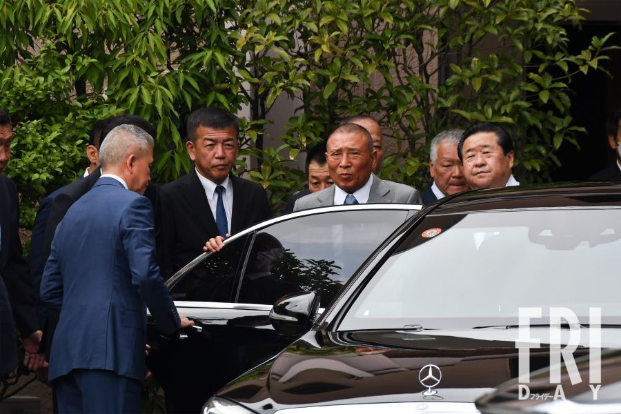 指定暴力団六代目山口組の司忍組長と住吉会の小川修司会長、二大組織のトップ会談の瞬間。