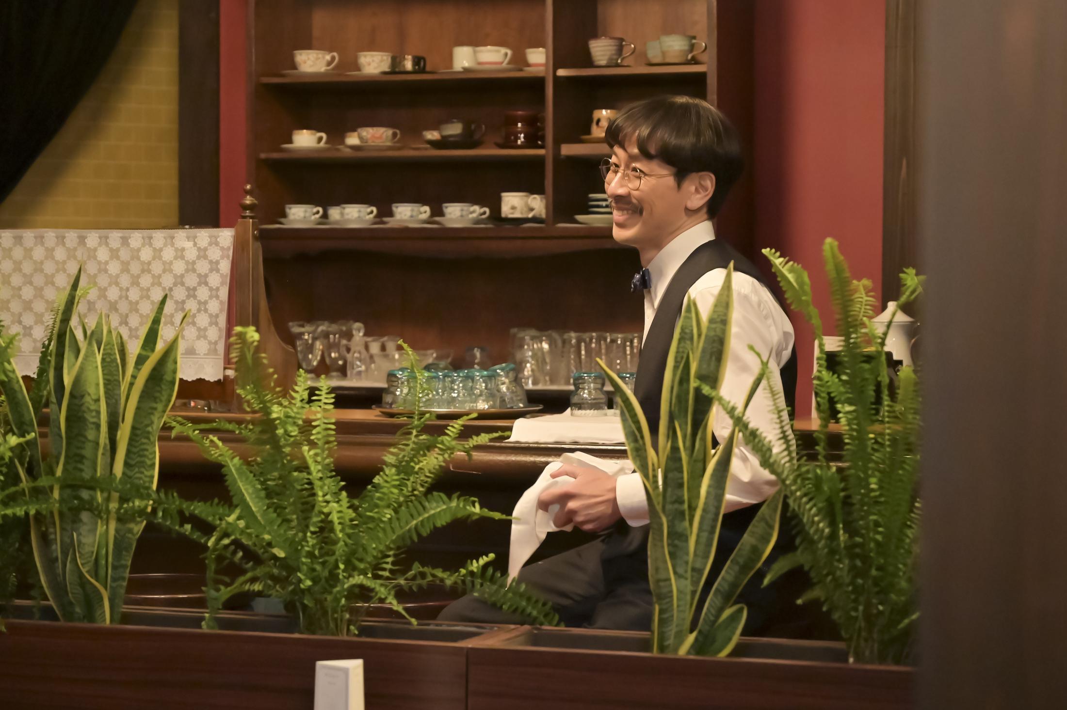 朝ドラ「あんぱん」カフェ店長役の西村雄正とメイコ役の原菜乃華（オフショット）