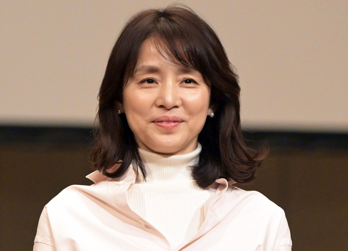 カメラの前で笑顔を見せる女優の石田ゆり子。ショートヘアが彼女の新たな魅力を引き出している。