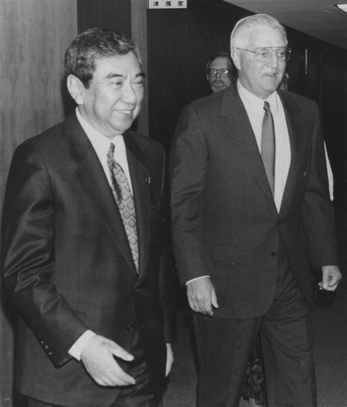 1995年10月、東京の外務省で握手する当時の河野洋平外相（左）とウォルター・モンデール駐日米大使。CIAの自民党への資金提供疑惑に関する公文書公開停止を要請したとされる会談の様子を想起させる一枚。