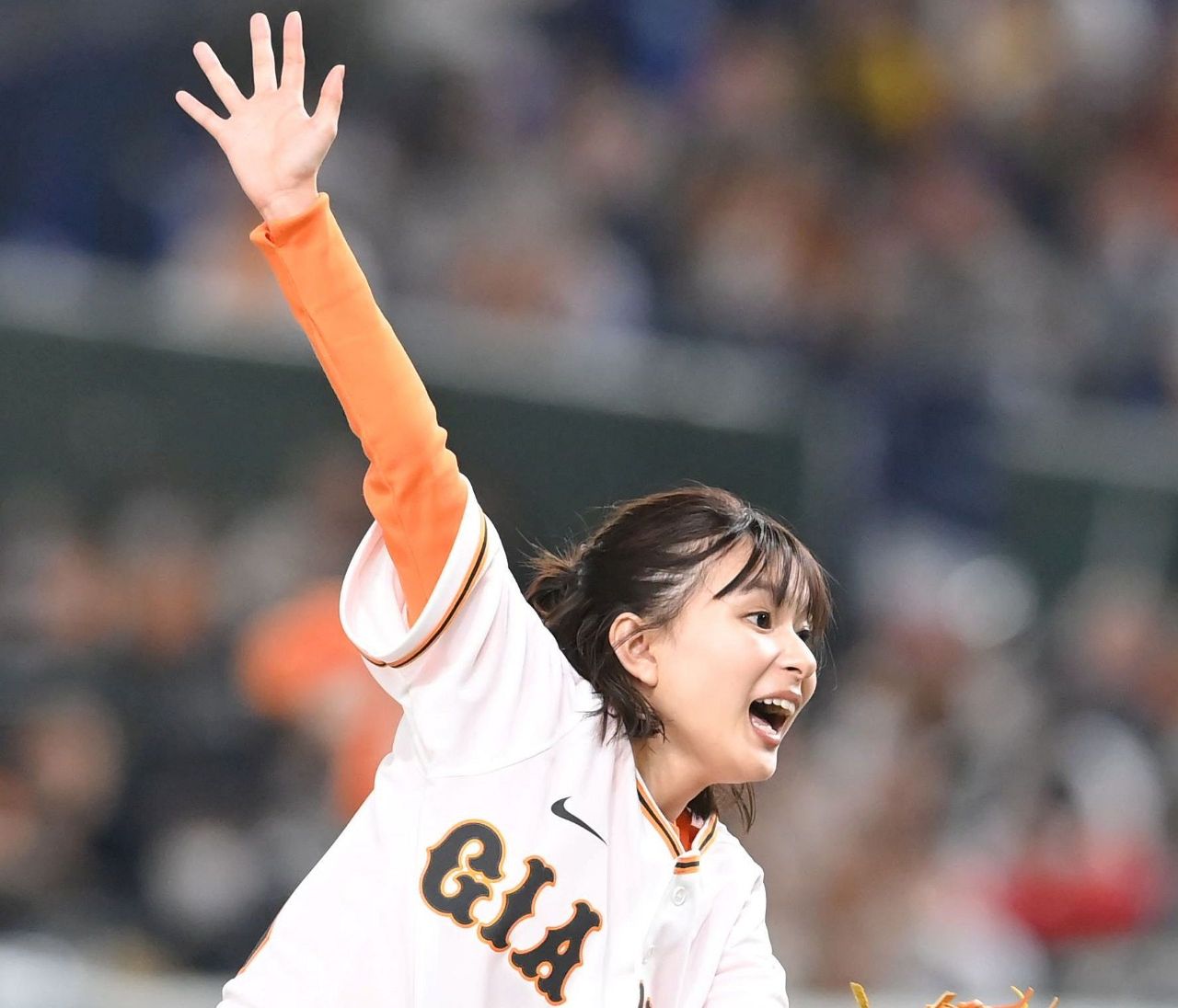 芳根京子、鎖骨とデコルテを美しく見せるベアトップジャンプスーツ姿で「日本ジュエリーベストドレッサー賞」授賞式に出席