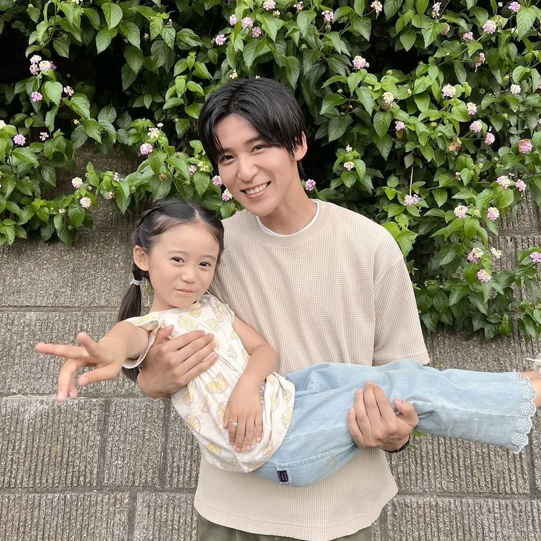 ドラマ『海のはじまり』で共演したSnow Manの目黒蓮と笑顔を見せる子役・泉谷星奈。泉谷星奈はミュージカル『SPY×FAMILY』でアーニャ役を務める。